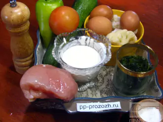 Шаг 1: Подготовьте все ингредиенты. Овощи и мясо помойте. Зелень можно взять свежую или замороженную.