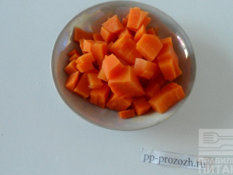 Шаг 4: Нарежьте морковь кубиком.