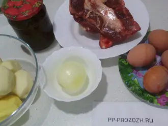 Шаг 1: Подготовьте ингредиенты: мясо говядины на кости, картофель, лук, яйца, консервированный щавель.
