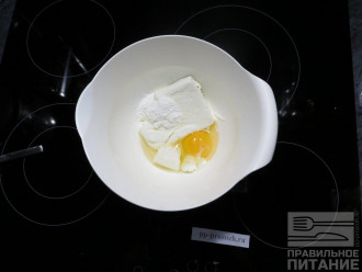 Шаг 6: Пока печется основа, соедините творог с яйцом, крахмалом и сахарозаменителем.