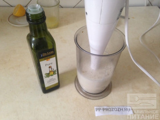 Шаг 3: Взбивайте блендером смесь, постепенно добавляя оливковое масло. Если хотите соус погуще, нужно добавить масла сверх указанного количества.