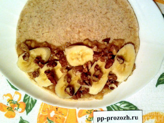 Шаг 4: На половину готового блинчика выложите банановое пюре, кусочки банана и грецкие орехи.