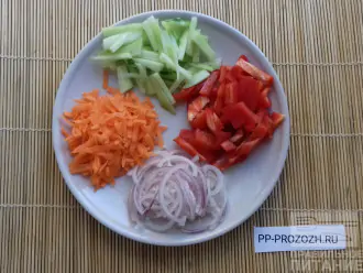 Шаг 3: Нарежьте овощи: перец - небольшими кусочками, лук – полукольцами, огурец – брусочками, морковь натрите на крупной терке.