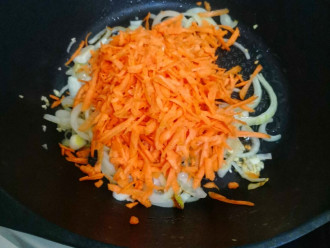Шаг 5: Морковь натрите на крупной терке и добавьте к луку.
