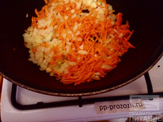 Шаг 4: Лук и морковь опустите в сотейник, налейте немного водички и готовьте 10 минут.