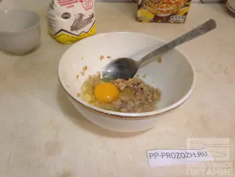 Шаг 3: Добавьте сырое яйцо и размешайте смесь.
