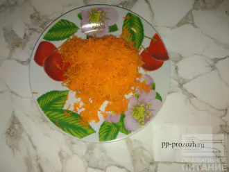 Шаг 3: На мелкой терке натрите сырую морковь.