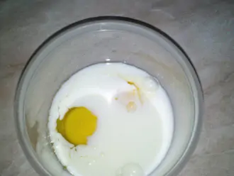 Шаг 5: В отдельной посуде соедините яйца с молоком.