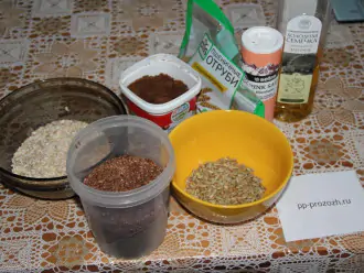 Шаг 1: Подготовьте ингредиенты: семена подсолнечника жареные, тростниковый сахар, подсолнечное масло, соль, пшеничные отруби, льняные семечки и овсяные хлопья.