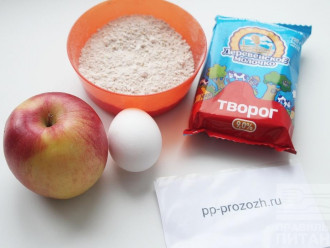 Шаг 1: Подготовте продукты для запеканки: творог, овсяную муку, яйцо, яблоко.