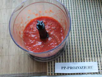 Шаг 4: Измельчите томаты в блендере до состояния пюре.
