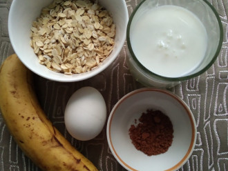 Шаг 1: Приготовьте следующие ингредиенты: хлопья, кефир, яйцо, какао, банан. 