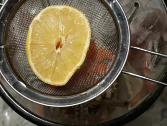 Шаг 3: Добавьте сок лимона в чашу блендера. Без сока лимона будет невкусно. Чтобы избежать попадания семян лимона в чашу (они придают горечь), возьмите небольшое сито или марлю.