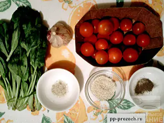 Шаг 1: Подготовьте ингредиенты по списку. Шпинат и помидоры промойте, обсушите.