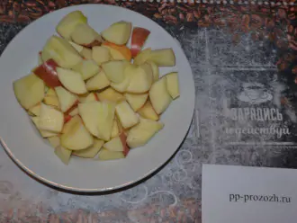 Шаг 3: Очистите и нарежьте яблоки кубиками.