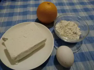 Шаг 1: Подготовьте творог, апельсин, яйцо и муку.