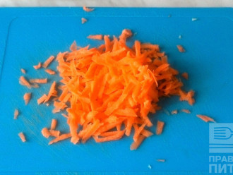 Шаг 3: Морковь натрите на крупной терке.