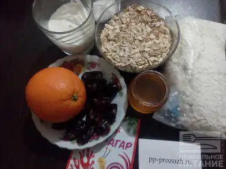 Шаг 1: Подготовьте ингредиенты для чизкейка: обезжиренный творог, сметану, сахарозаменитель, апельсины, агар-агар, финики, овсяные хлопья, мёд.