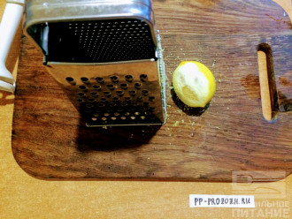 Шаг 7: Лимон помойте и сделайте цедру, потерев на мелкой терке. Высыпьте в тесто.