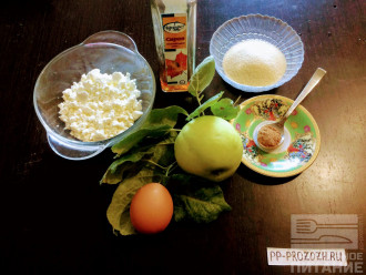 Шаг 1: Для приготовления этого блюда возьмите: обезжиренный творог, яблоко, яйцо, манную крупу, кленовый сироп, корицу, оливковое масло для жарки.