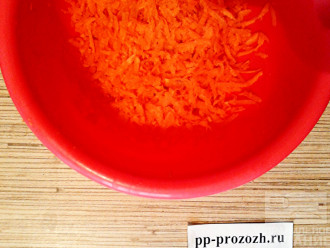 Шаг 2: Морковь промойте, очистите и натрите на средней терке.