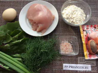 Шаг 1: Приготовьте ингредиенты. Вымойте куриное филе и зелень.