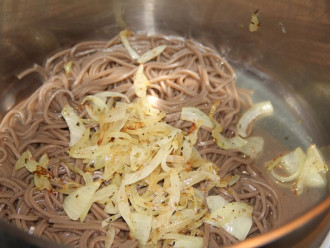 Шаг 7: Слейте воду, соедините спагетти и обжаренный лук.