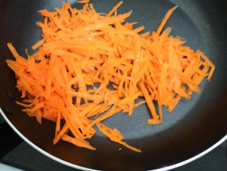 Шаг 6:  Cпассеруйте немного морковь на капле оливкового масла.