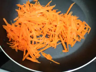 Шаг 6:  Cпассеруйте немного морковь на капле оливкового масла.