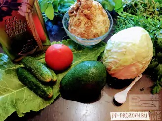 Шаг 1: Для приготовления салата возьмите: огурцы, помидор, авокадо, капусту, корень сельдерея, соль, оливковое масло и зелень.