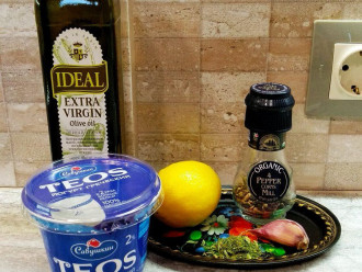 Шаг 1: Подготовьте ингредиенты для соуса: греческий йогурт, лимон, оливковое масло, чеснок, смесь перцев, сушеные травы (укроп и орегано).