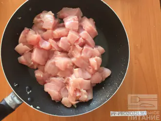 Шаг 9: Обжарьте мясо на антипригарной сковороде до готовности. 