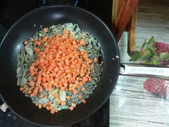Шаг 6: Спассеруйте лук и морковь в небольшом количестве масла.