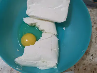 Шаг 2: В одной миске соедините яйцо с творогом.