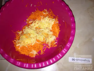 Шаг 2: Очистите морковь и яблоко и натрите на крупной терке.