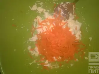 Шаг 2: Натрите морковь.