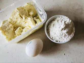 Шаг 1: Подготовьте творог, муку кукурузную, яйцо, сахарозаменитель.