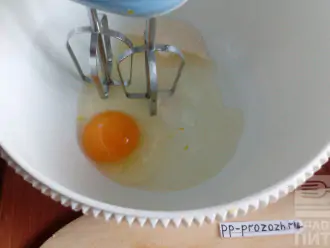 Шаг 2: Яйцо взбейте со стевией.