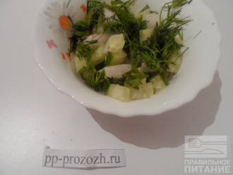 Шаг 6: В тарелку выложите овощи и зелень. Залейте готовым соусом из кешью. Хорошо перемешайте.