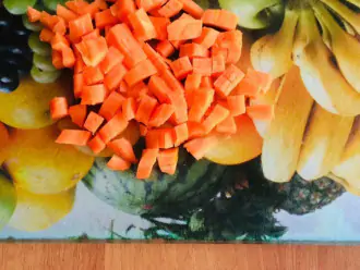 Шаг 3: Точно также мелко нарежьте морковь.
