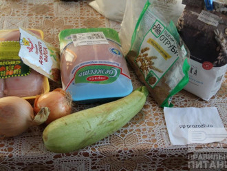 Шаг 1: Подготовьте ингредиенты: филе, кабачок, лук, отруби, цельнозерновую и обычную муку.