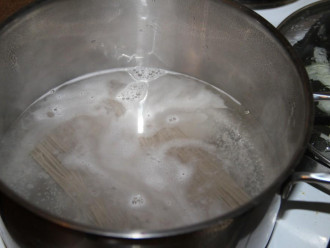 Шаг 6: Отварите спагетти в кипящей воде 8 минут.