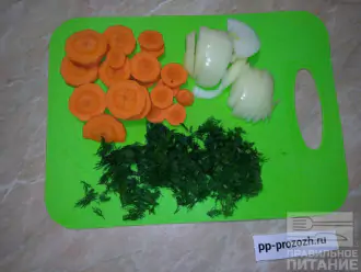 Шаг 2: Нарежьте лук полукольцами, а морковь - кольцами. Мелко порубите укроп.