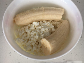 Шаг 2: Очистите банан и добавьте творог. Все взбейте в блендере.