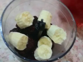 Шаг 3: Добавьте банан кусочками.
