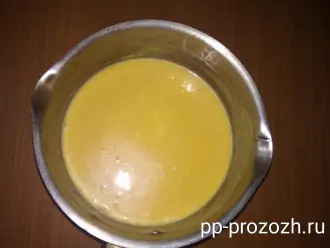 Шаг 6: Добавьте к пюре из тыквы сливочный сыр, мед и разведенный в 150 мл молока желатин (согласно инструкции).