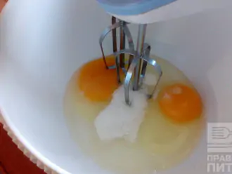 Шаг 2: В чашу миксера добавьте яйца и стевию. Хорошо взбейте. (Можно взбивать и вручную венчиком).