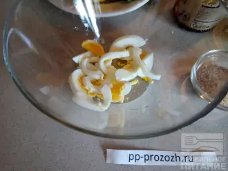 Шаг 2: Нарежьте яйца соломкой.