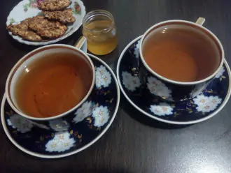 Шаг 6: Вместо кипятка можно использовать свежезаваренный, некрепкий зеленый чай. Когда температура напитка станет не выше 40 градусов, добавьте по чайной ложке мёда. 