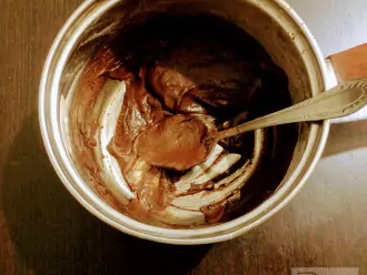 Шаг 7: Растопите шоколад на водяной бане.